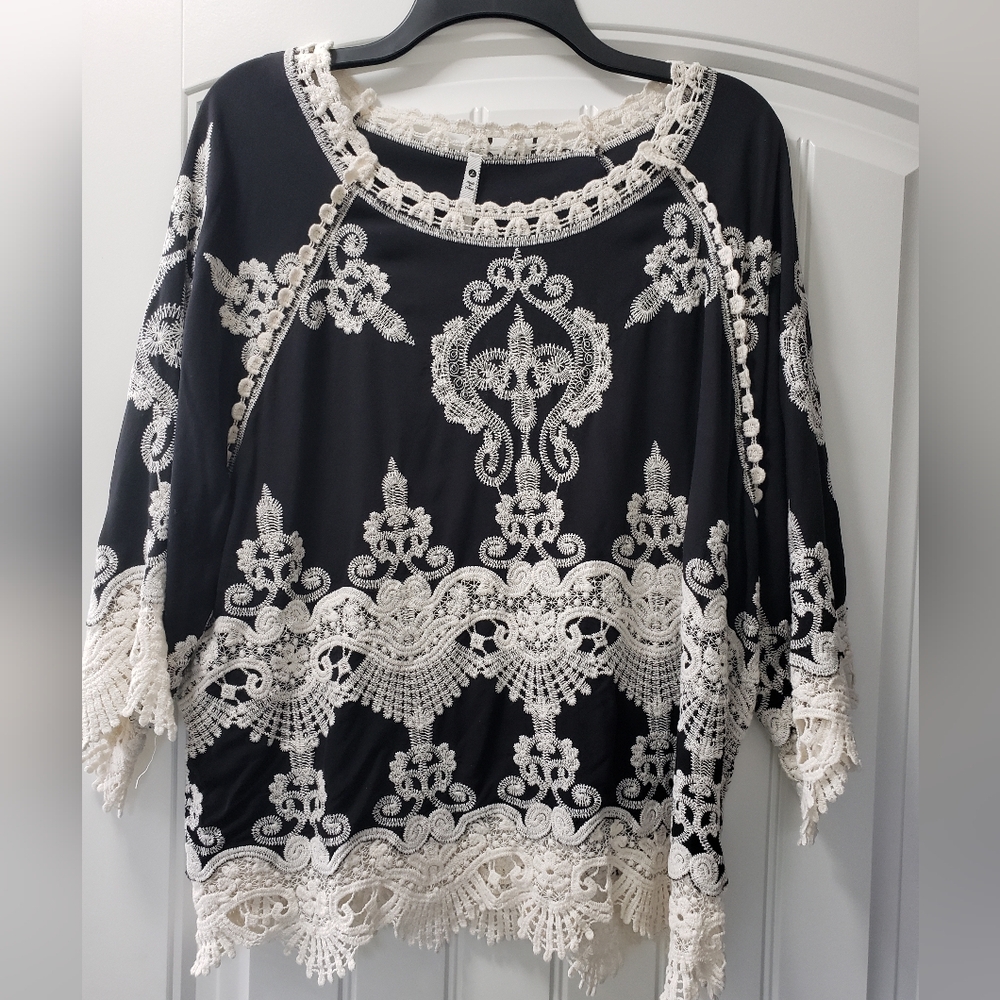 Leo & Nicole black & white Lace Design Womens Boutique Top Size Large